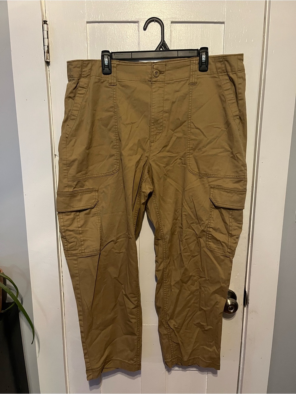 Old Navy Women's Cargo Pants in Khaki